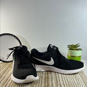 Nike women black and white tennis shoes size 9